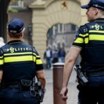 politie-agenten op de rug