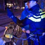 politie houd fietser staande