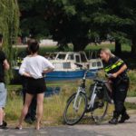 Fietser gaat onderuit en raakt gewond, Amsterdamweg in Almere