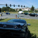 Auto schiet talud op na verkeersongeval, Stedendreef in Almere