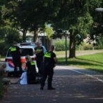 Agenten stabiliseren nek van slachtoffer, Willem Pijperstraat in Almere