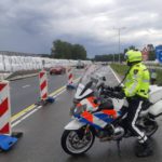 politie-moterrijder op hogering werkzaamheden