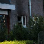 Voordeur woning flink beschadigd door brand, Kolkgriend in Almere