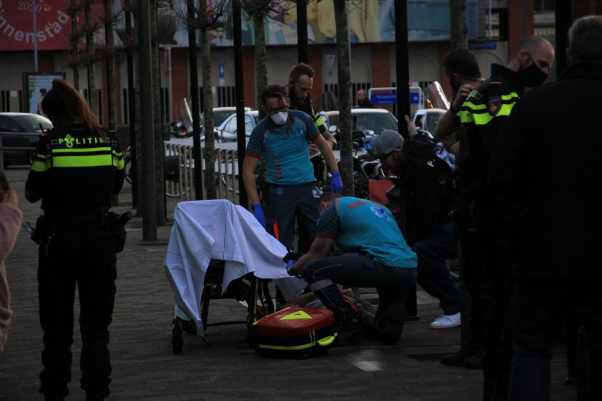 Scooter botst op canta, een gewonde, Korte Promenade in Almere