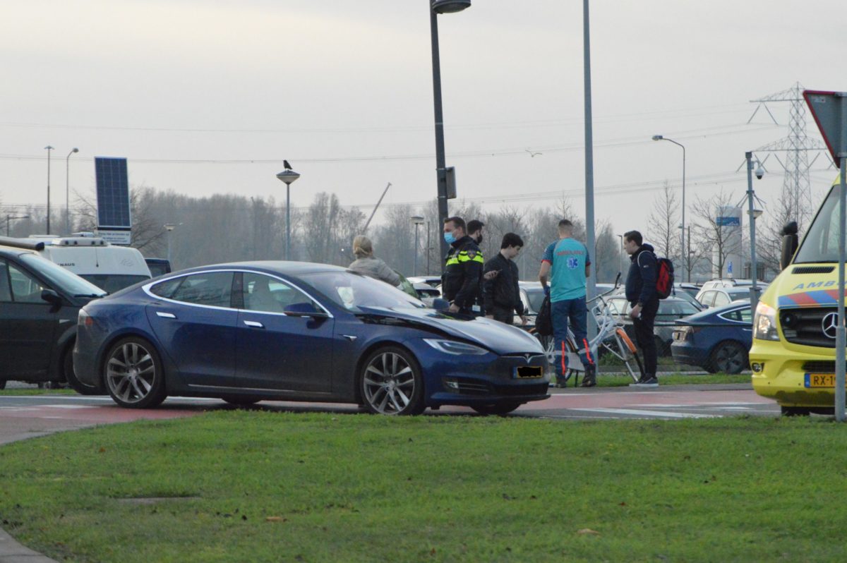 Overstekende fietser aangereden Tesla, Hospitaaldreef in Almere