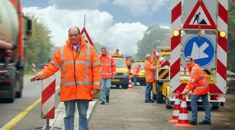 wegwerkzaamheden team oranje gekleed