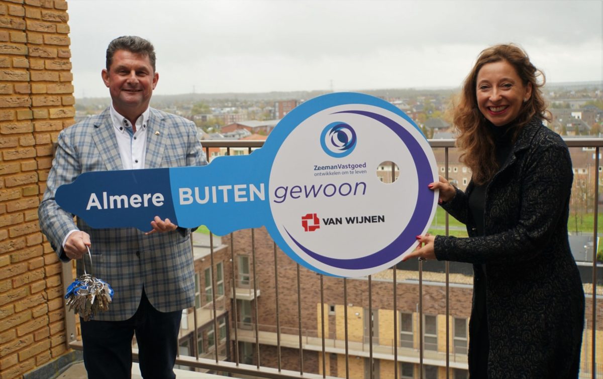 ZeemanVastgoed ontvangt anderhalve meter sleutel van BUITENgewoon Almere