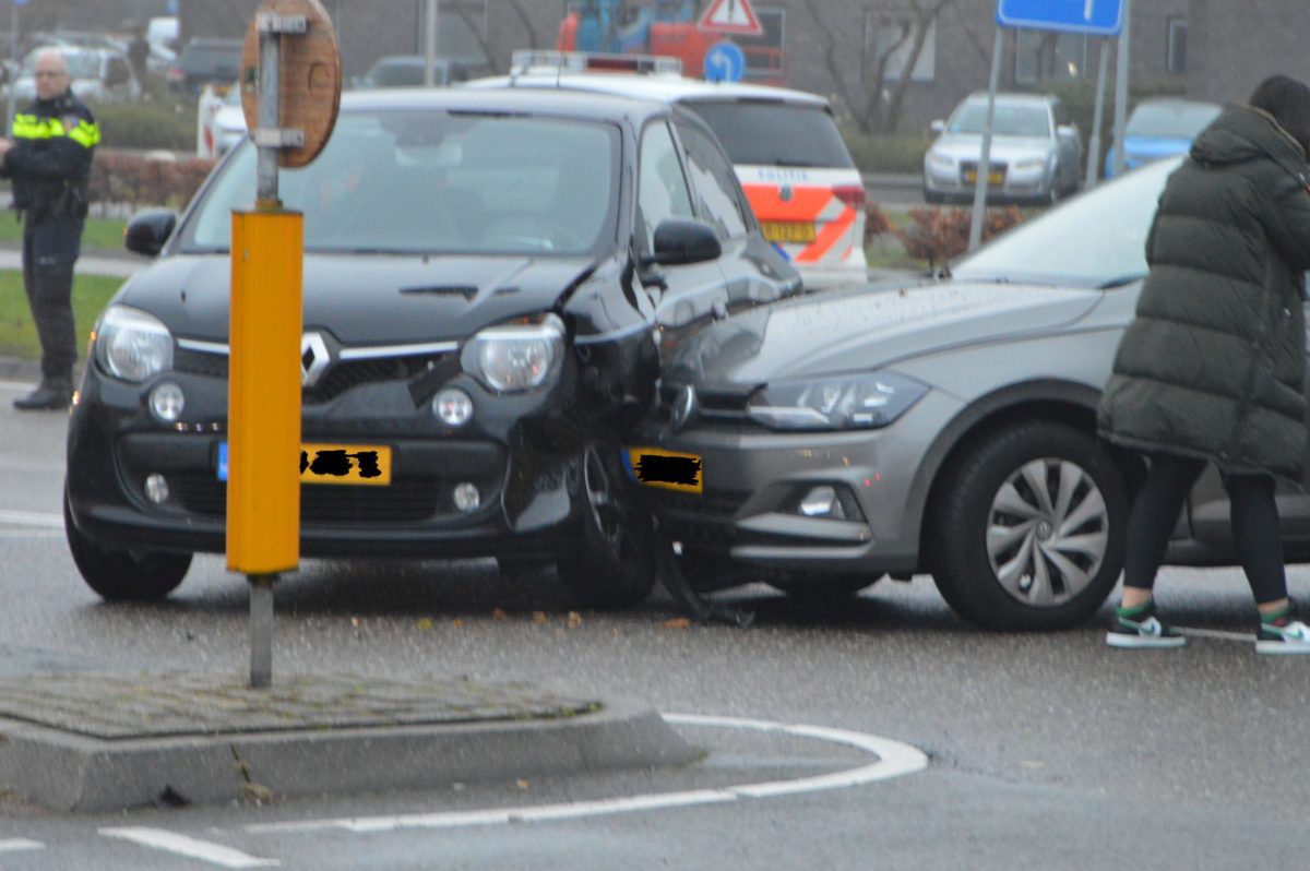 Twee personenauto's in botsing met elkaar in Almere Centrum