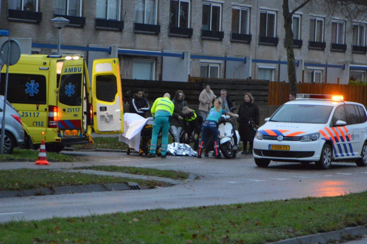 Scooterrijder gewond bij botsing met auto, Parkwijklaan in Almere