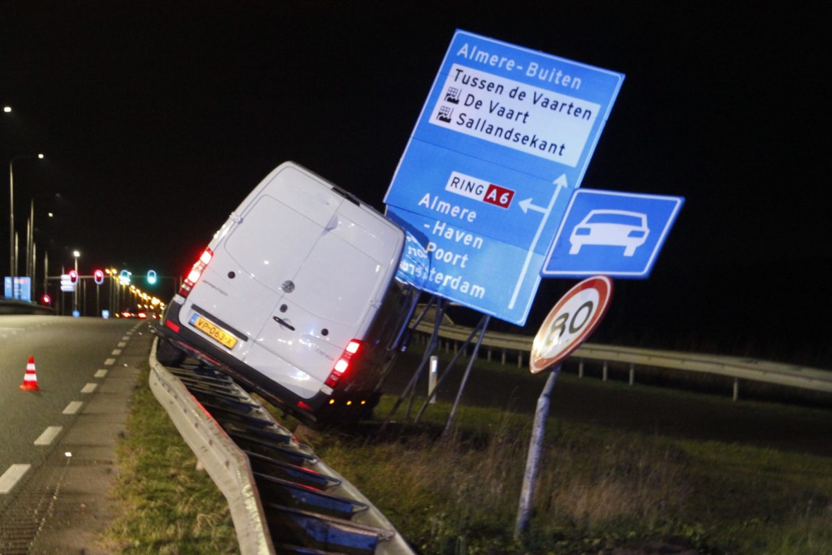 Bestelbus rijdt op vangrail en raakt verkeersborden, Tussenring – s104 in Almere