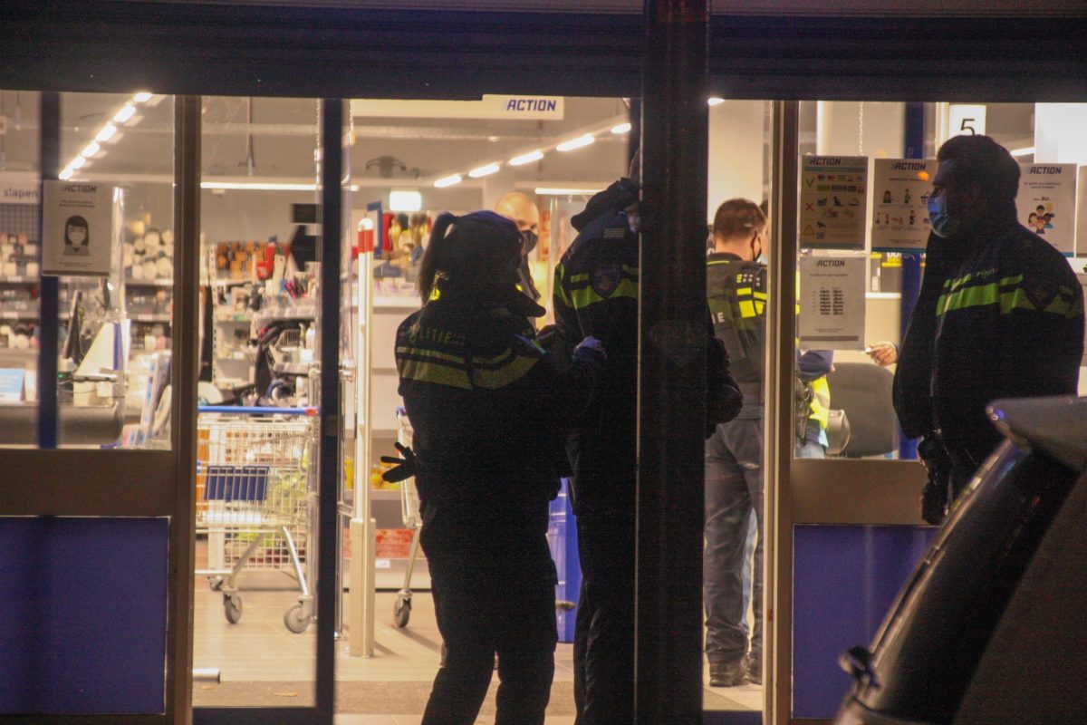 Overval op vestiging Action, daders gevlucht, Houtstraat in Almere