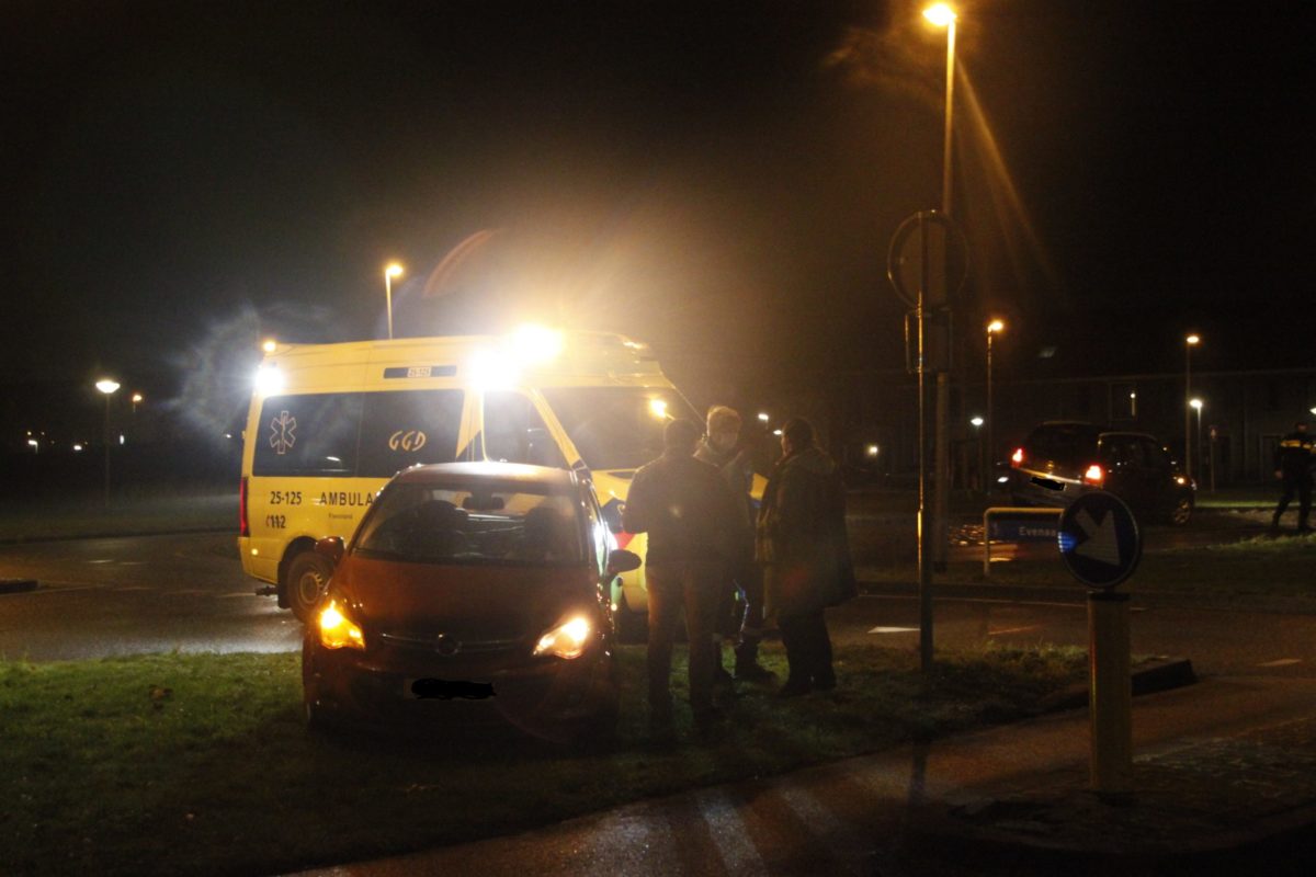 Schade na aanrijding tussen twee voertuigen, Evenaar in Almere