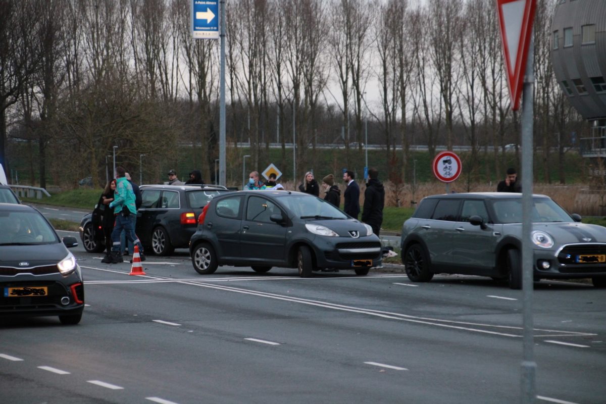 Vijf voertuigen betrokken bij verkeersongeval, Veluwedreef – s103 in Almere