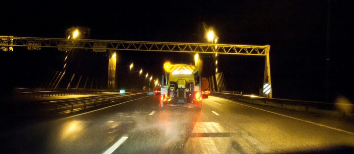 strooiwagen op snelweg – wegwerkzaamheden