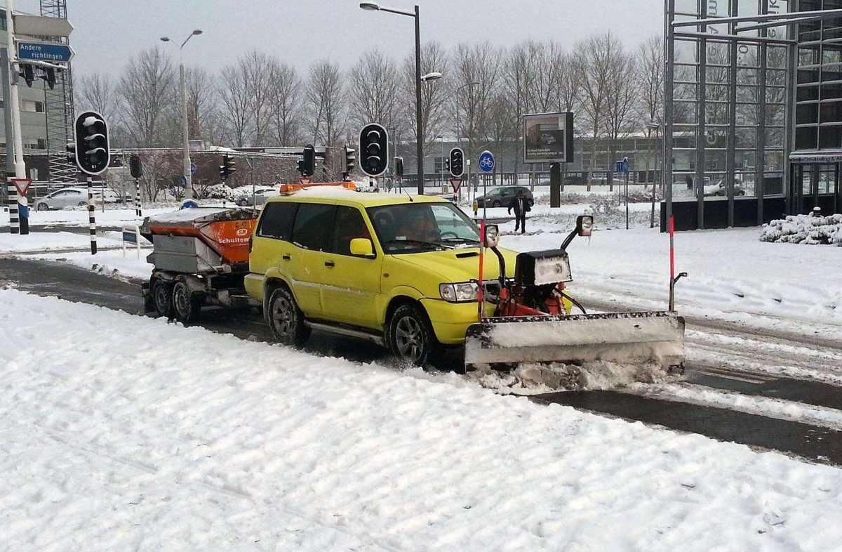 sneeuwschuifer en strooier klein