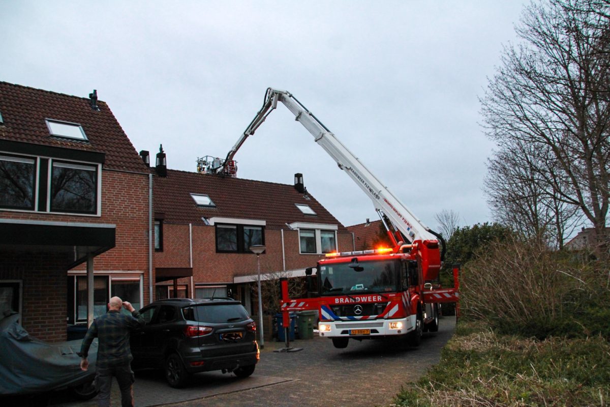 Schoorsteenbrand geblust door brandweer, Gildemark in Almere