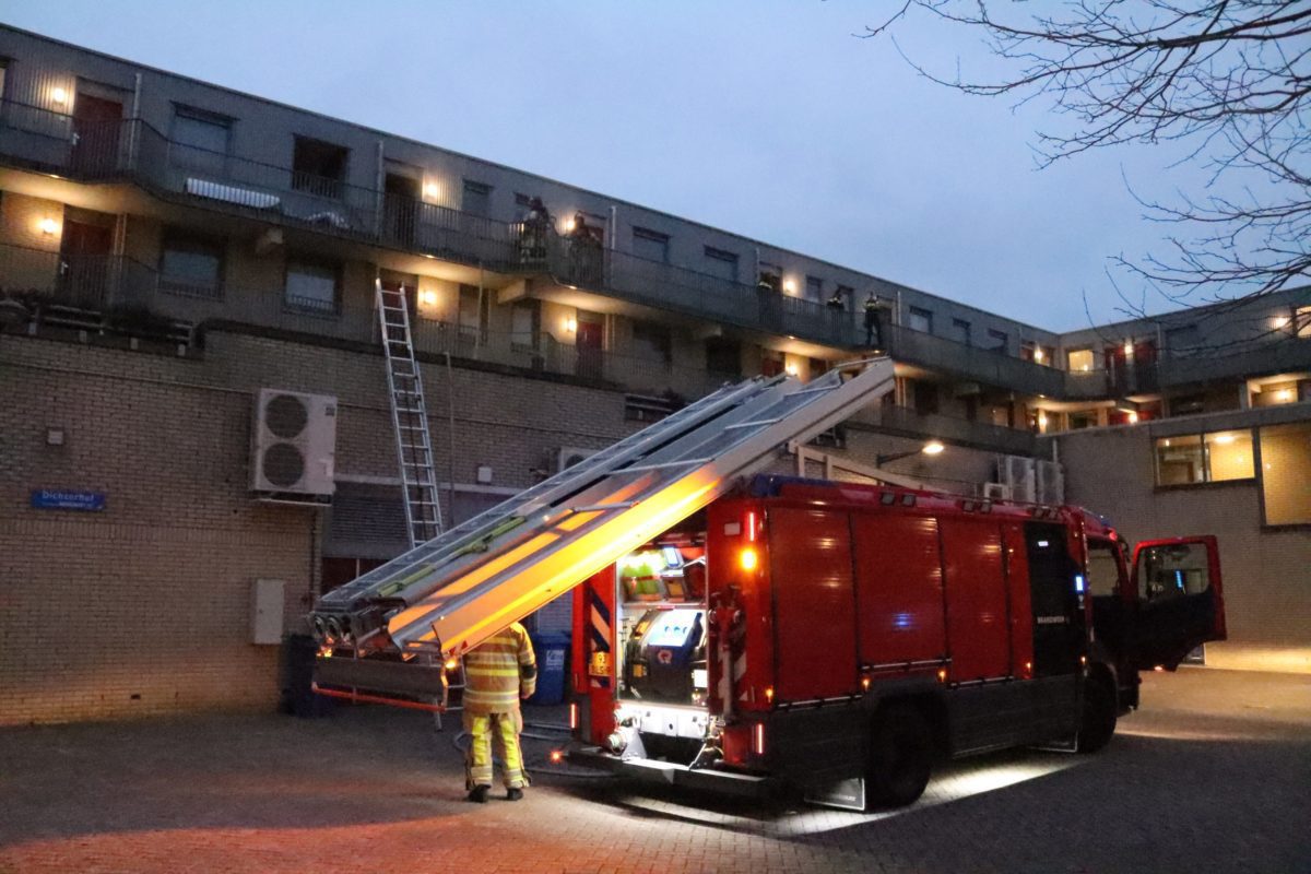 Brand in flatwoning boven winkels, Dichterhof in Almere