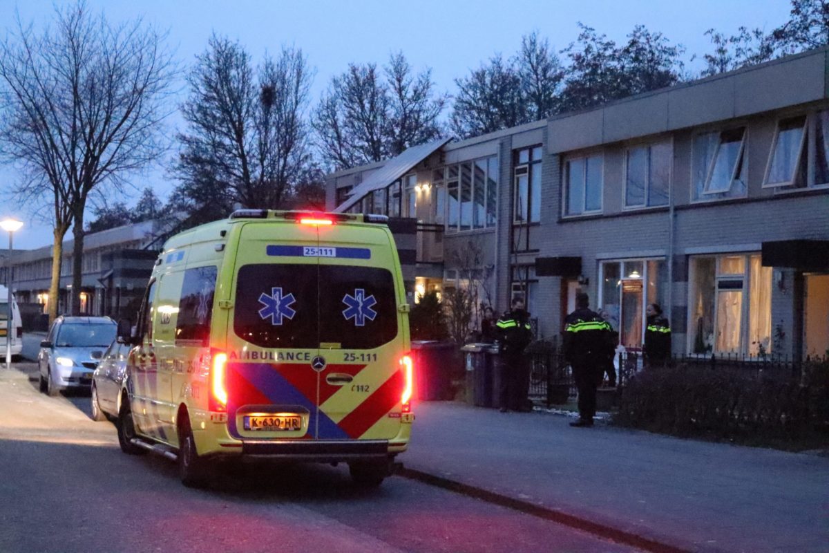 Brandweer blust kleine brand in woning, Rachmaninovstraat in Almere