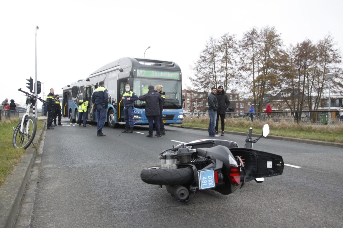 Scooterrijder gewond bij aanrijding met bus, Carol Vogesgracht in Almere