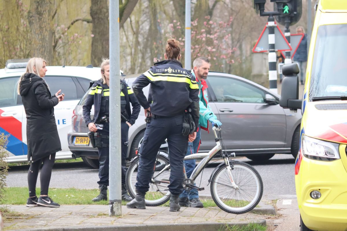 Jonge fietser gewond bij aanrijding met auto, Parkwijklaan in Almere