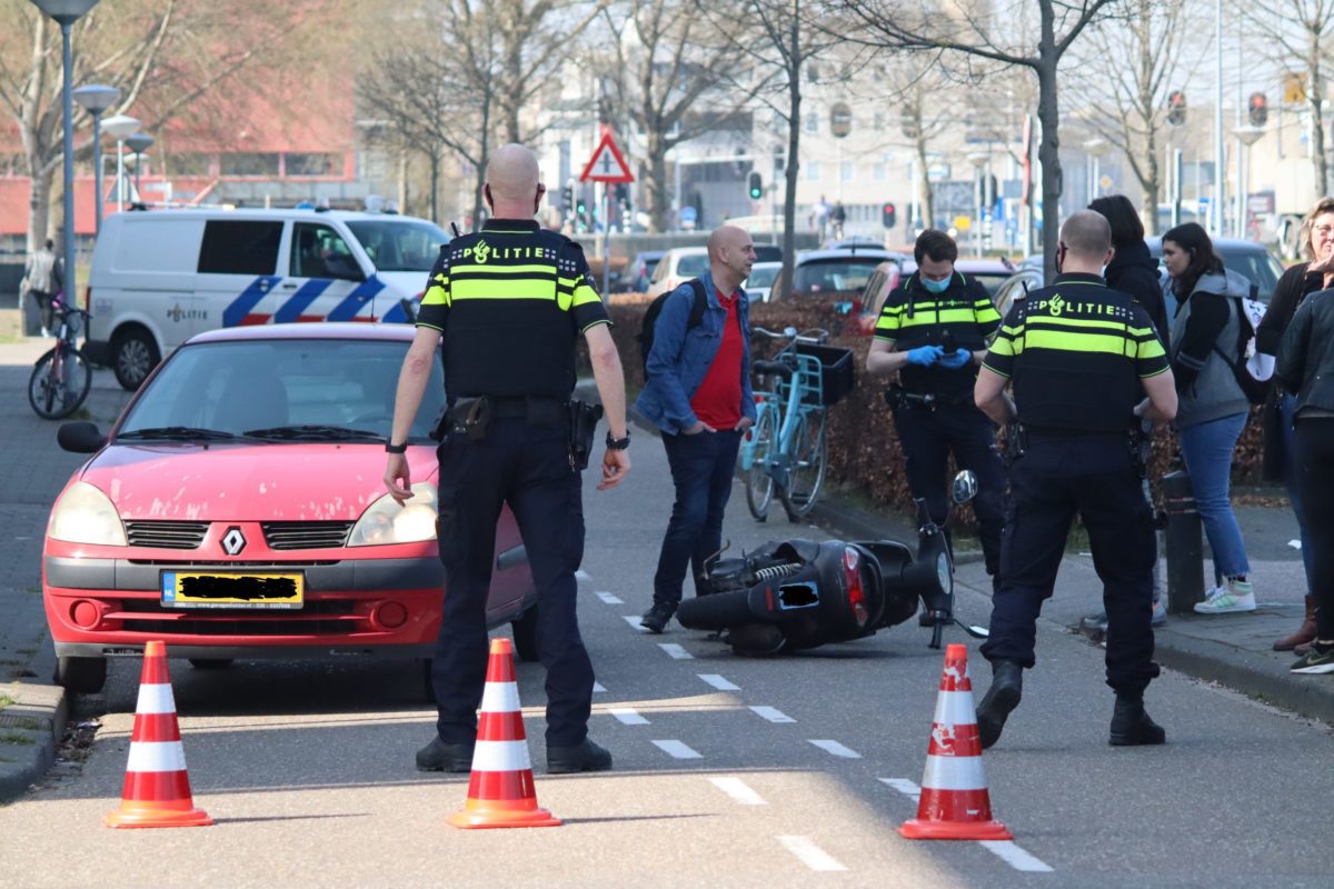 Scooterrijder onderuit bij botsing met auto, Cinemadreef in Almere