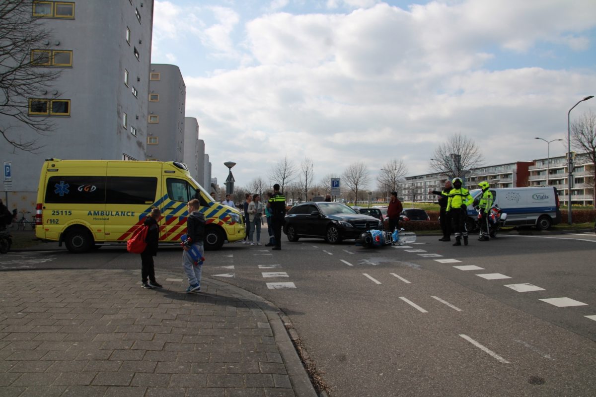 Auto en scooter botsen op kruising, Hollywoodlaan in Almere