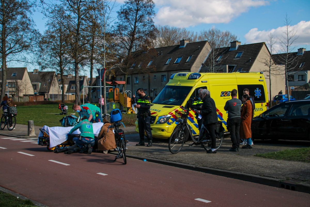 Fietsster gewond bij verkeersongeval op kruising, Waalstraat in Almere