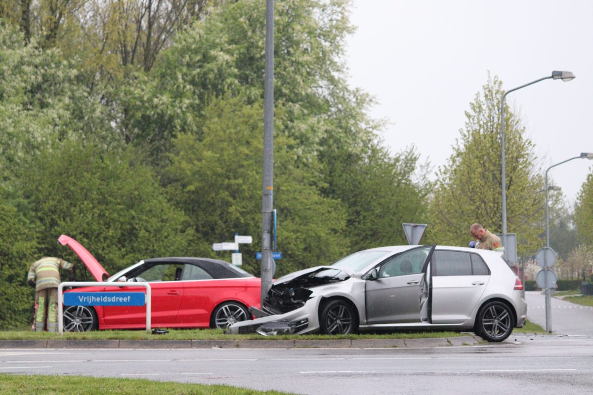 Auto knalt op lantaarnpaal bij verkeersongeval, Rembrandtweg in Almere