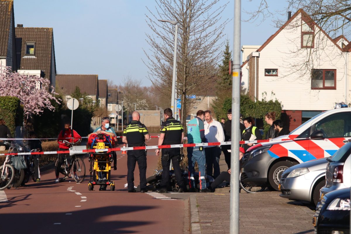 Gewonde bij ongeval tussen fietser en scooter, Geinplein in Almere