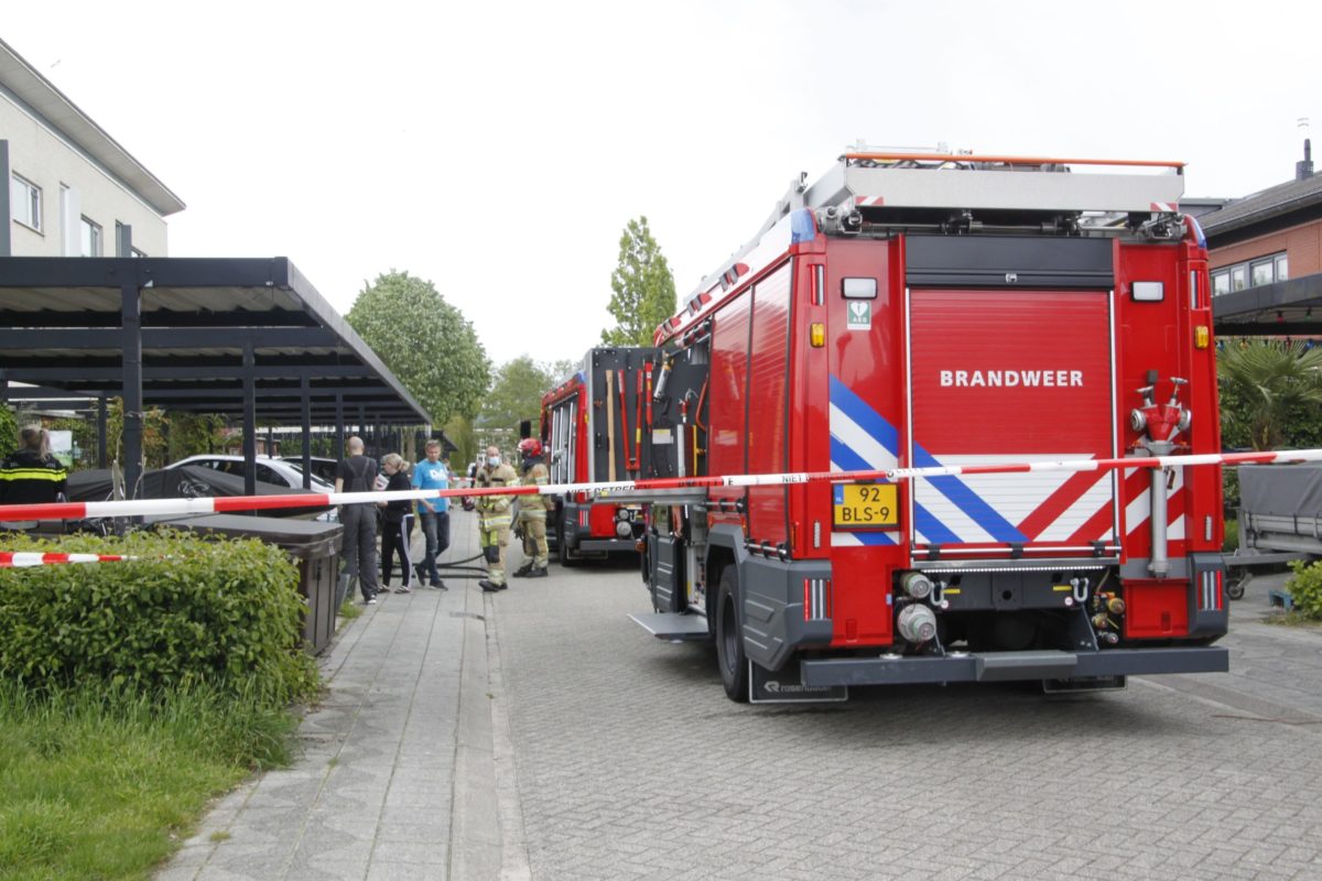 Inzet hulpdiensten bij woningbrand, Woestduijnstraat in Almere