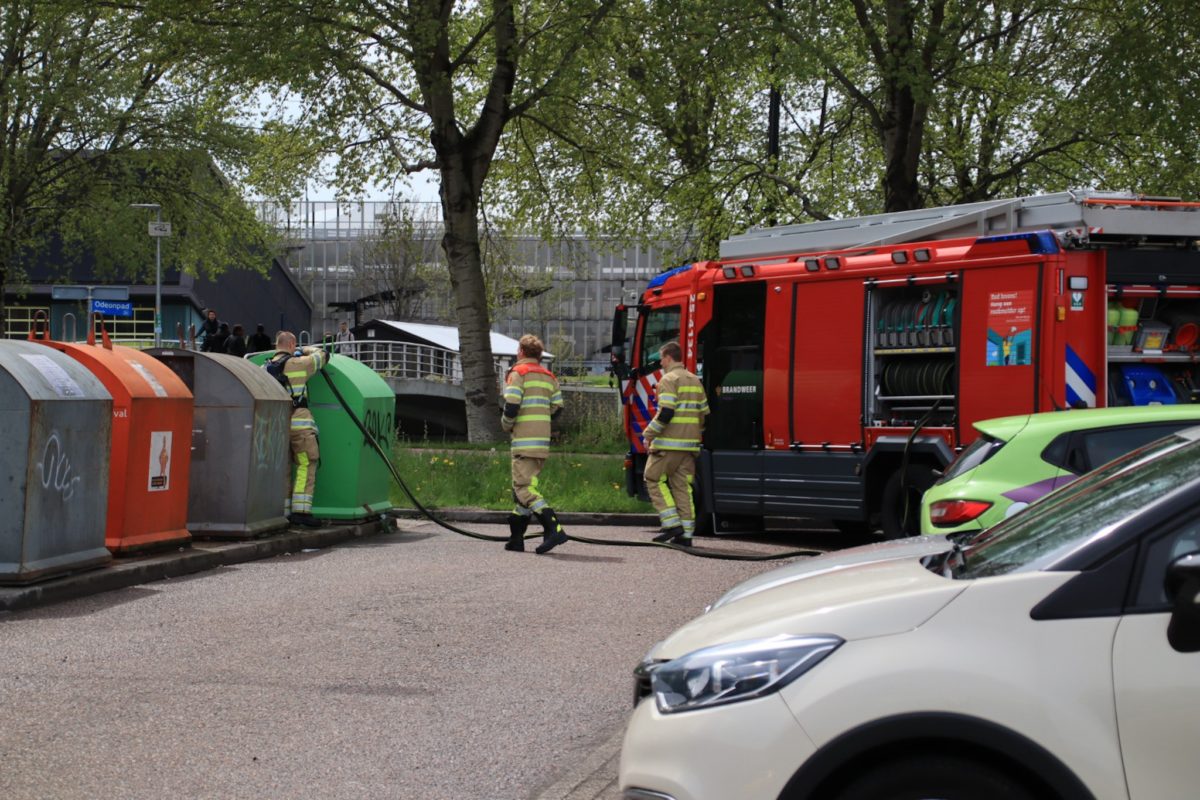Brandweer blust brand in container, Odeonstraat in Almere