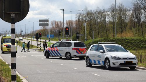 Gewonde bij ongeval tussen personenauto en fiets in Almere Stad.