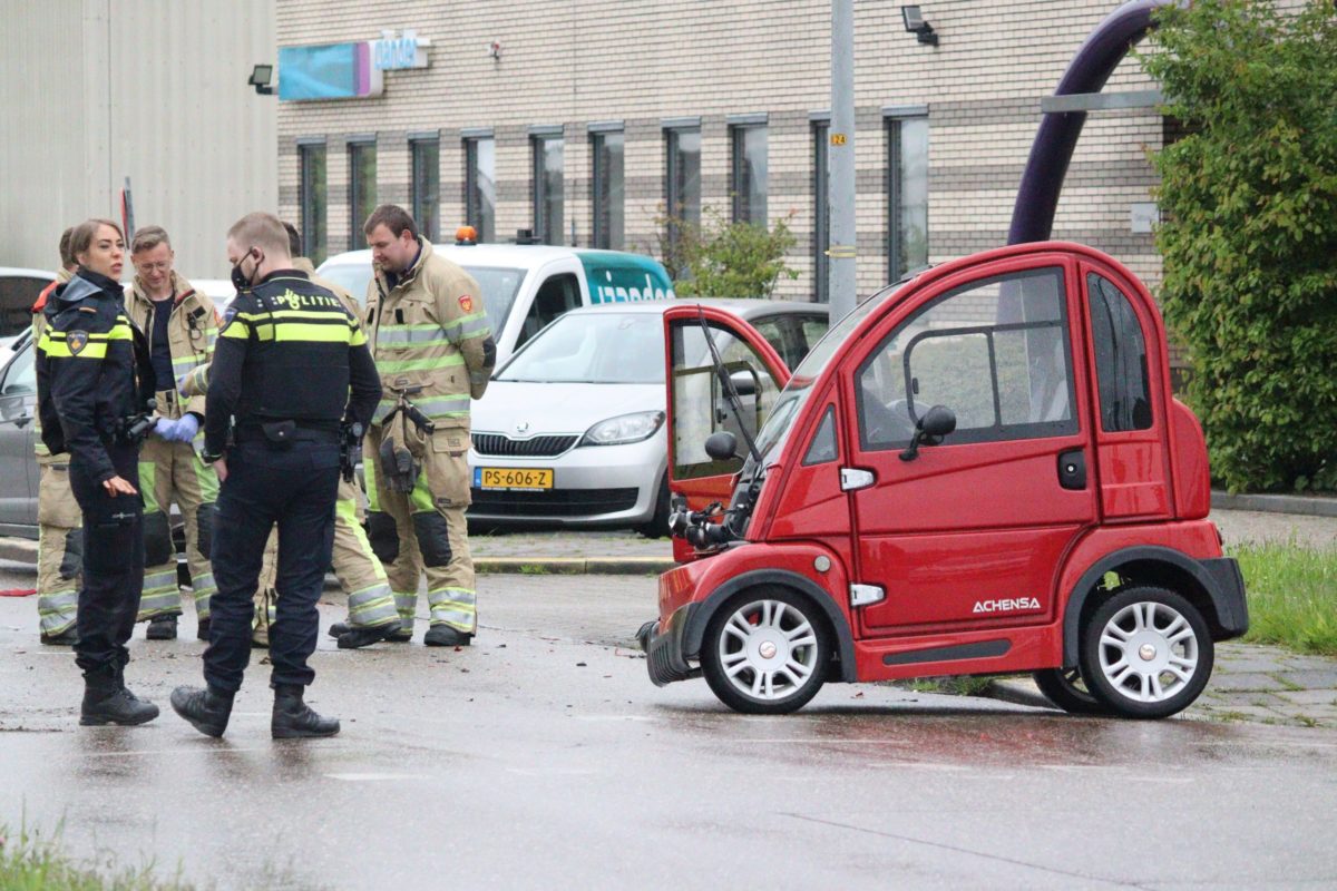 Brommobiel botst op personenauto, Markerkant 15 in Almere