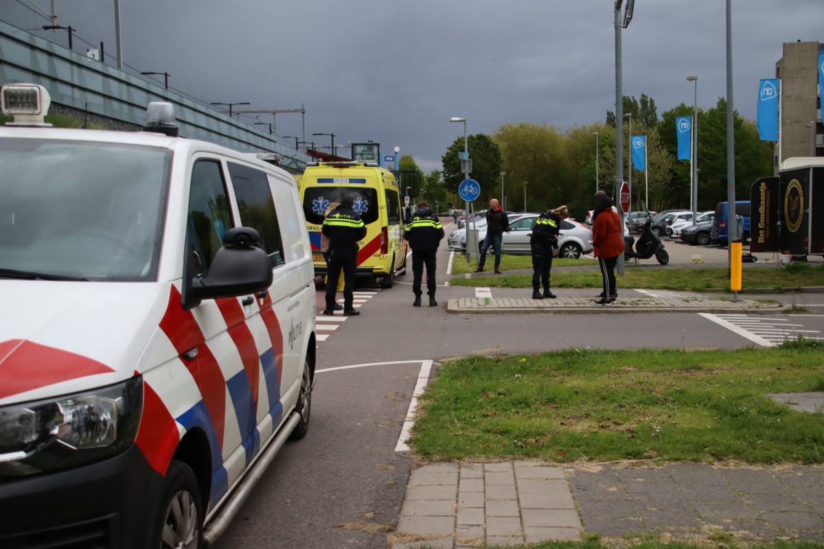 Personenauto en scooter komen met elkaar in botsing, Onder de Berken in Almere