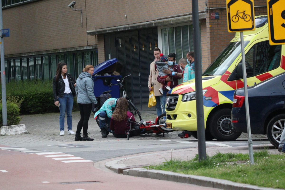 Auto botst op bromfiets, Rooseveltweg in Almere