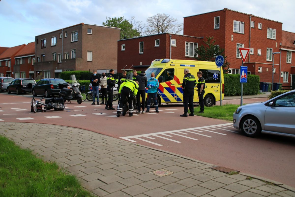 Fietser en scooterrijder met elkaar in botsing, Landvoogdpad in Almere