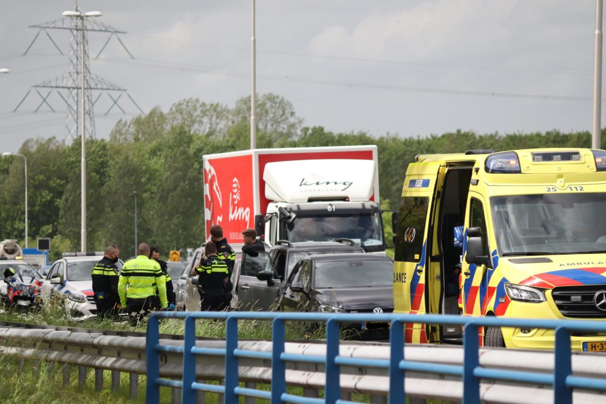 Kop-staartbotsing tussen meerdere voertuigen, Tussenring – s104 in Almere