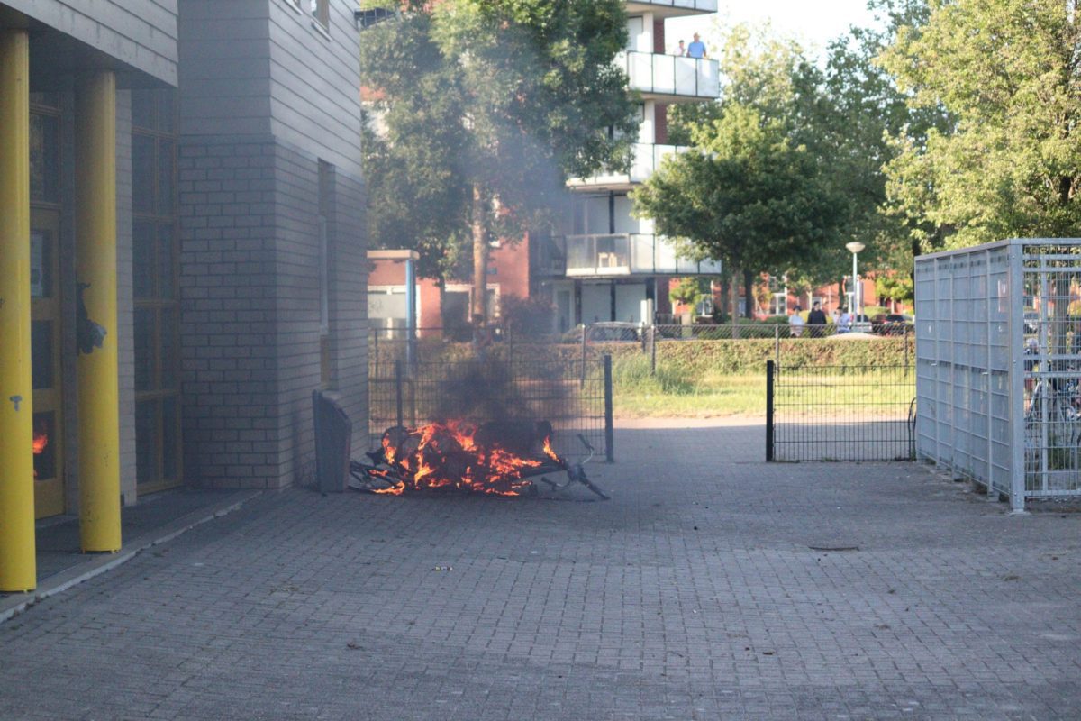 Brandweer blust brandende stapel fietsen, Hildo Kropstraat in Almere