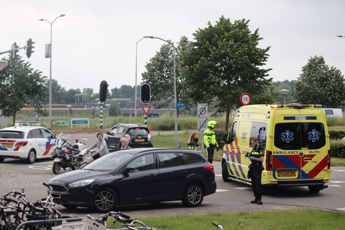 Fietser gewond na ongeval met personenauto, Cinemadreef in Almere