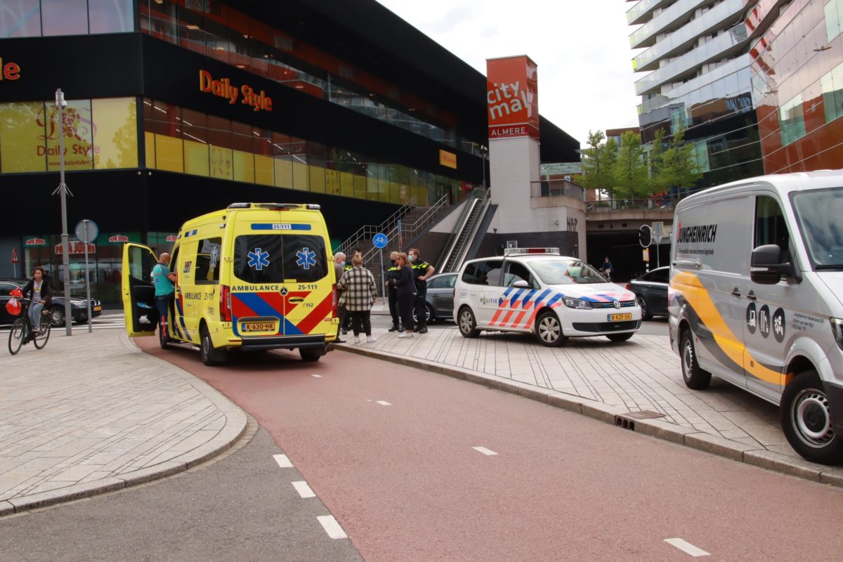 Persoon gewond bij aanrijding op oversteek, Hospitaaldreef in Almere