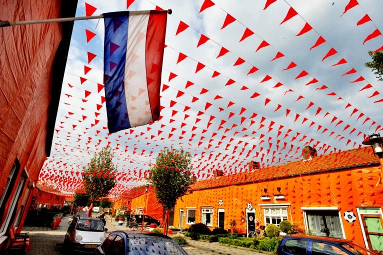 verzierde straat oranje feest