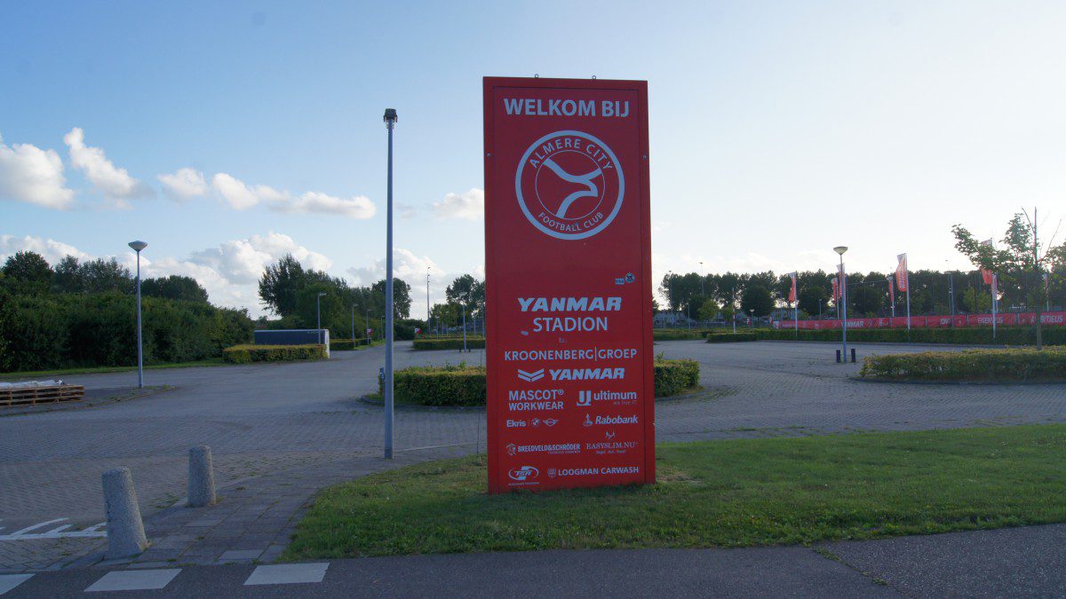 almere city Yanmar station parkeren