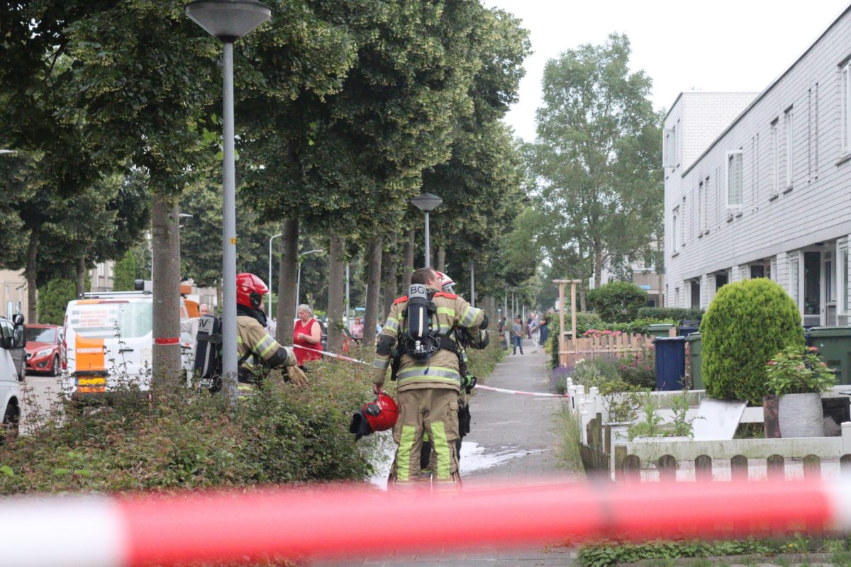 Brand in keuken slaat door naar dak, Contrabasweg in Almere