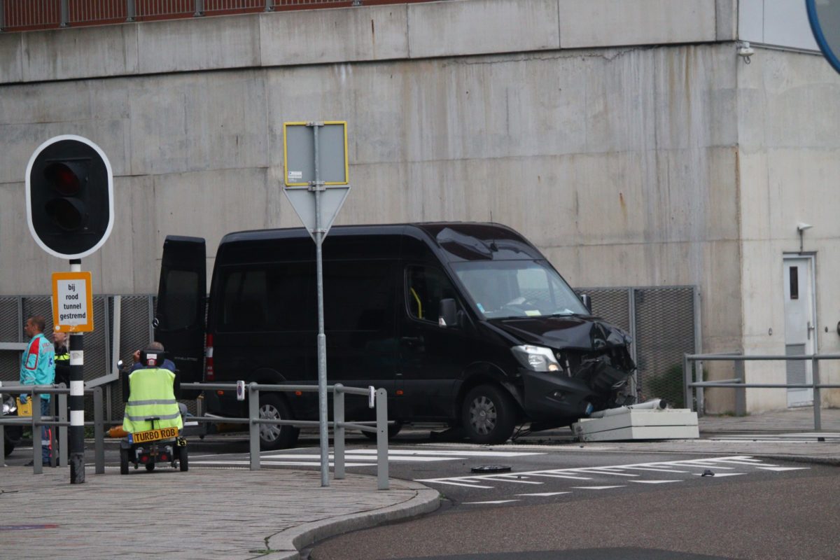 Bestelbus in de kreukels na botsing, Busbaan Krakelingtunnel in Almere