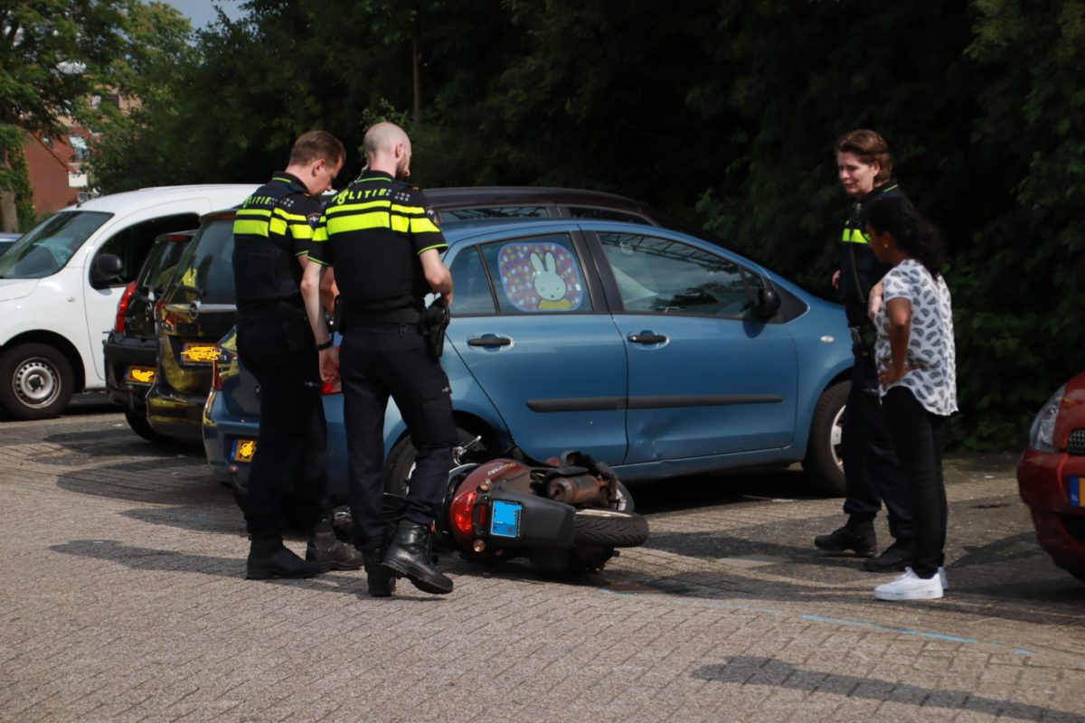 Scooterrijder gewond bij scooterongeval, Kampenweg in Almere