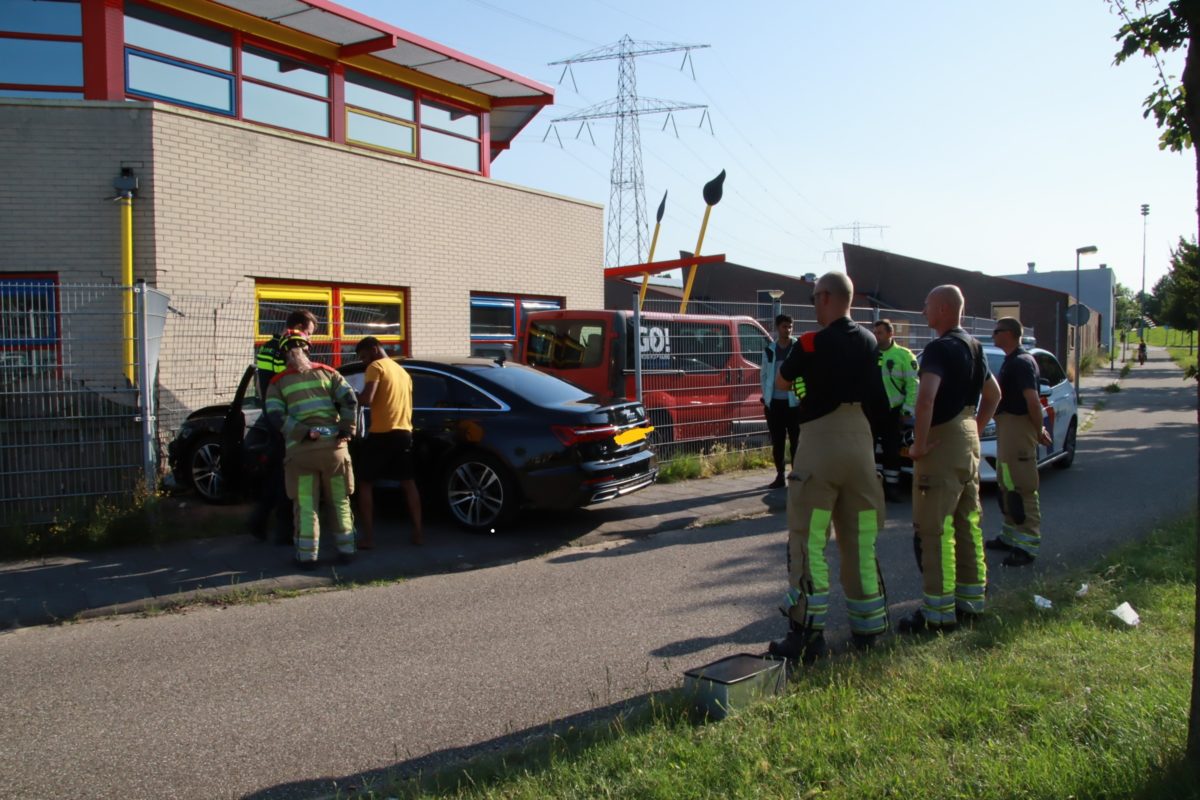 Personenauto rijdt hekwerk van kinderdagverblijf in, Hildo Kropstraat in Almere