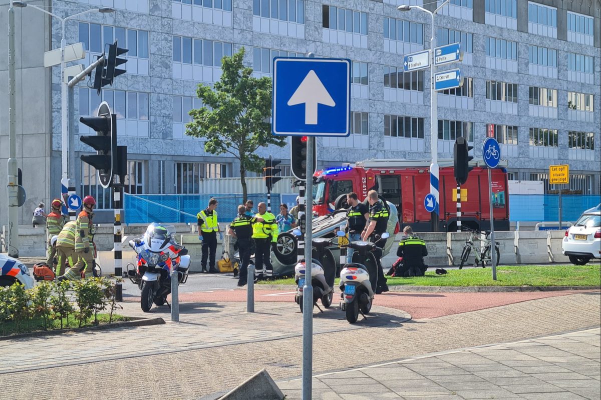 Dode nadat auto op de kop belandt, Metropolestraat in Almere