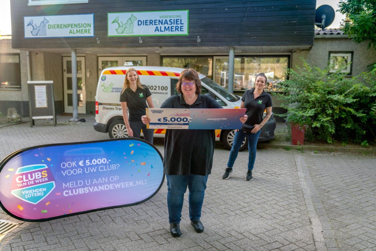 Dierenasiel-Almere-ontvangt-cheque-van-5.000-euro-van-VriendenLoterij