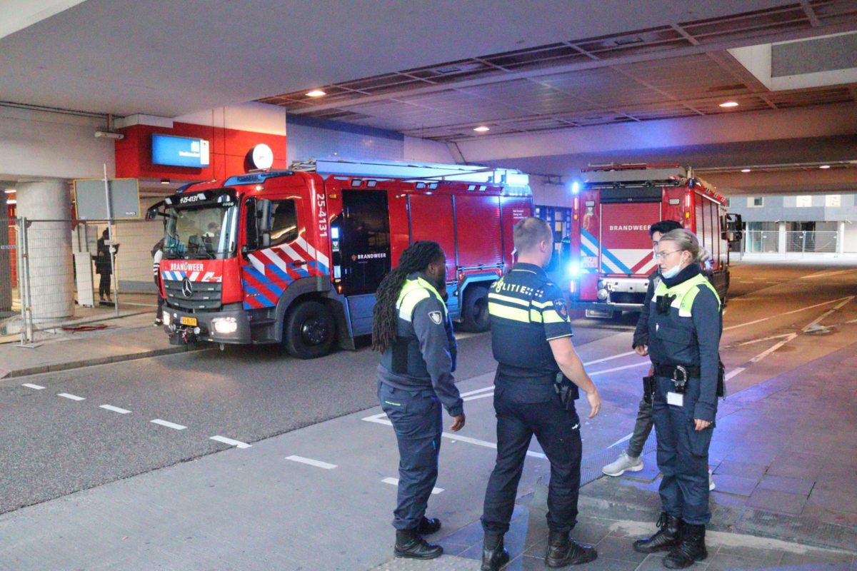 Brand in stationsgebouw snel geblust, Stationsplein in Almere