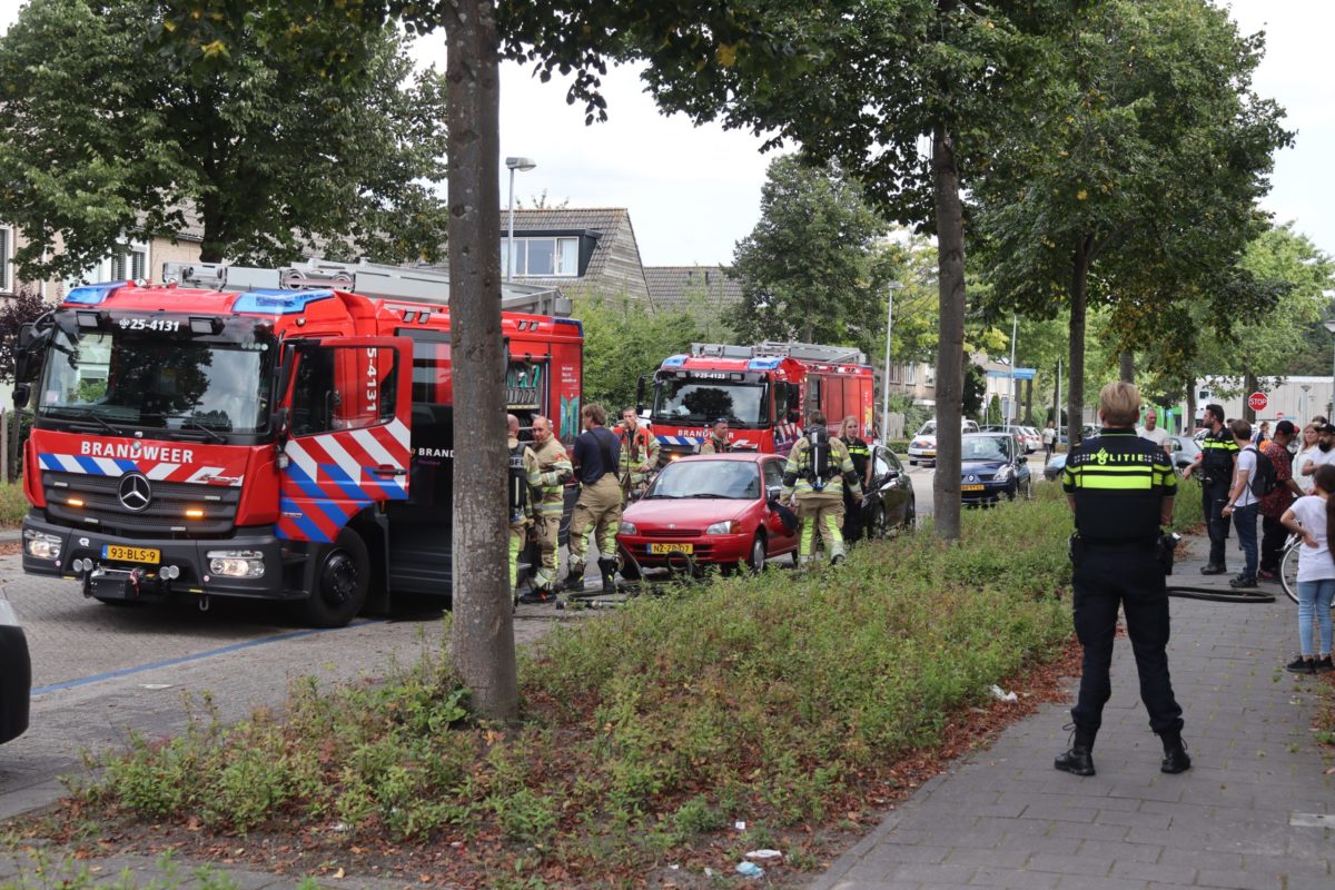 Brandweer blust brand in slaapkamer, Spaakstraat in Almere